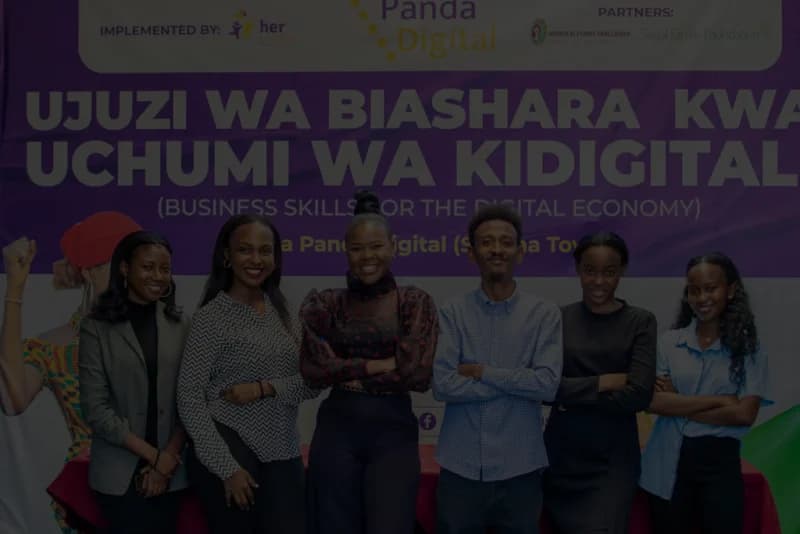 Mwanamke akitumia teknolojia